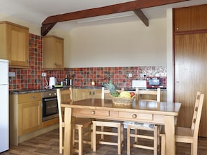 Fully appointed kitchen with convenient dining area | Owl’s Roost - Trentinney Farm Holiday Cottages, St Endellion, near Port Isaac