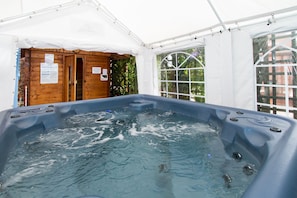 Indoor spa tub