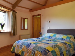 Double bedroom | Round House - Trentinney Farm Holiday Cottages, St Endellion, near Port Isaac