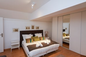 bedroom 2 (upper level)