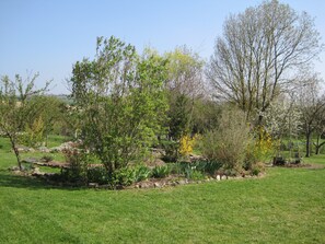 Shared garden at Les Hiboux holiday cottages