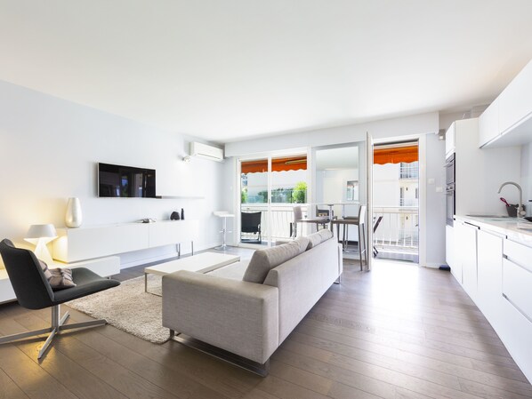 Equipped living room, TV, WIFI, AC, open on the terrace