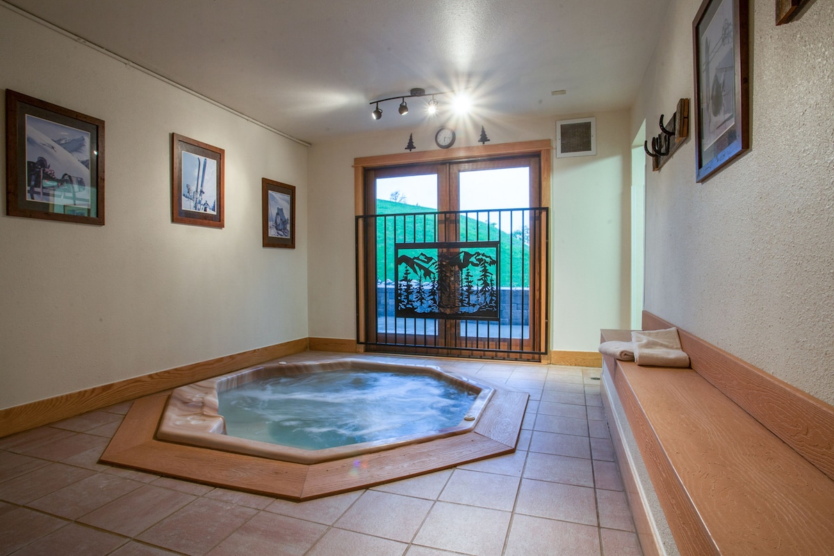 Charming condo near the gondola w/ shared hot tub & ski-in/ski-out access