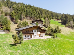 Pflanze, Himmel, Fenster, Gebäude, Berg, Natur, Baum, Natürliche Landschaft, Lärche, Grundstueck