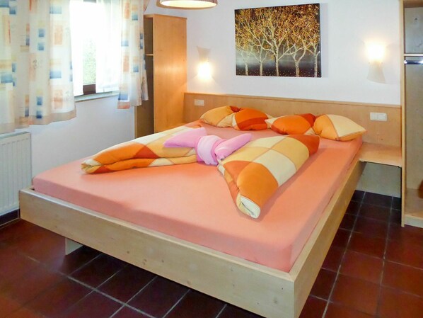 Propriété, Meubles, Confort, Bâtiment, Orange, Bois, Cadre De Lit, Design Intérieur, Décoration, Lit