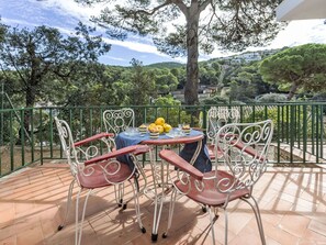 Table, Plante, Meubles, Ciel, Nuage, Chaise, Tableau De Plein Air, Arbre, Mobilier De Jardin, Ombre