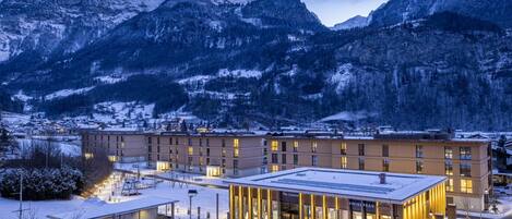 Bâtiment, Ciel, Montagne, Neige, Fenêtre, La Nature, Nuage, Pente, Arbre, Maison