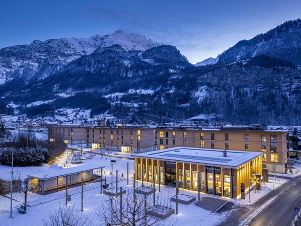 Bâtiment, Ciel, Montagne, Neige, Fenêtre, La Nature, Nuage, Pente, Arbre, Maison