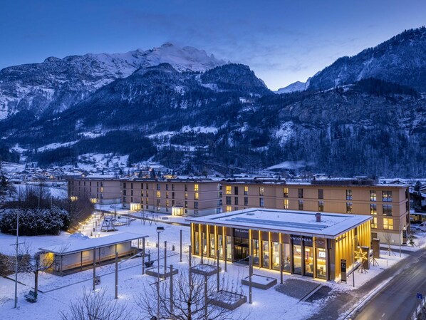 Gebäude, Himmel, Berg, Schnee, Fenster, Natur, Wolke, Steigung, Baum, Haus