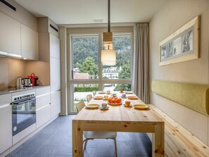 Table, Meubles, Propriété, Fenêtre, Bois, Orange, Design Intérieur, Cuisine, Vaisselle, Aliments
