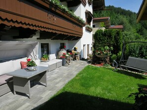 Pflanze, Gebäude, Eigentum, Blumentopf, Zimmerpflanze, Gartenmöbel, Die Architektur, Urban Design, Interior Design, Schatten