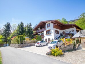 Pflanze, Himmel, Auto, Rad, Fahrzeug, Gebäude, Baum, Asphalt, Haus