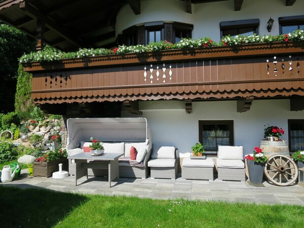 Pflanze, Gebäude, Rad, Eigentum, Möbel, Fenster, Tabelle, Schatten, Blumentopf, Haus