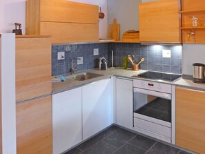 Cabinetry, Küche, Countertop, Eigentum, Zimmer, Möbel, Herd, Major Appliance, Gebäude, Haus
