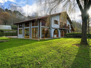 Pflanze, Himmel, Wolke, Gebäude, Natürliche Landschaft, Baum, Grundstueck, Gras, Holz, Landschaft