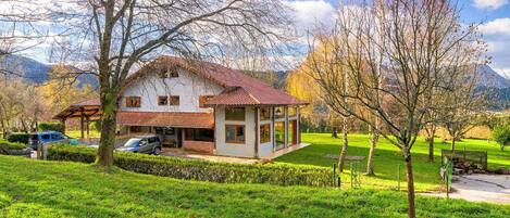 Haus, Zuhause, Natürliche Landschaft, Eigentum, Baum, Himmel, Frühling, Grundeigentum, Gras, Estate