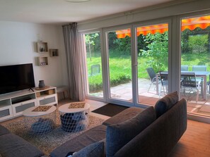 Pflanze, Möbel, Gebäude, Tabelle, Couch, Schatten, Interior Design, Stuhl, Holz, Fussboden
