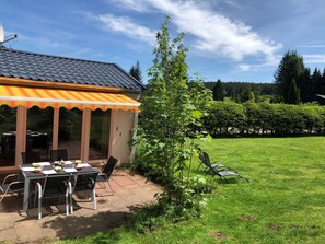 Wolke, Himmel, Pflanze, Gebäude, Tabelle, Natürliche Landschaft, Baum, Schatten, Stuhl, Gras