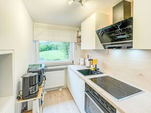 Küchengerät, Küche, Major Appliance, Countertop, Interior Design, Holz, Flooring, Cabinetry, Haushaltsgerät, Herd