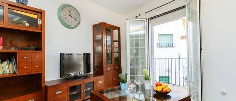 Cabinetry, Meubles, Propriété, Table, Ventilateur De Plafond, Bois, Orange, Électroménager, Comptoir, Éclairage