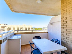 Ciel, Propriété, Table, Meubles, Bleu, Bâtiment, Bleu Azur, Chaise, Ombre, Bois
