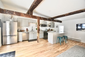 Love the beams! When the lights are on, oh wow!