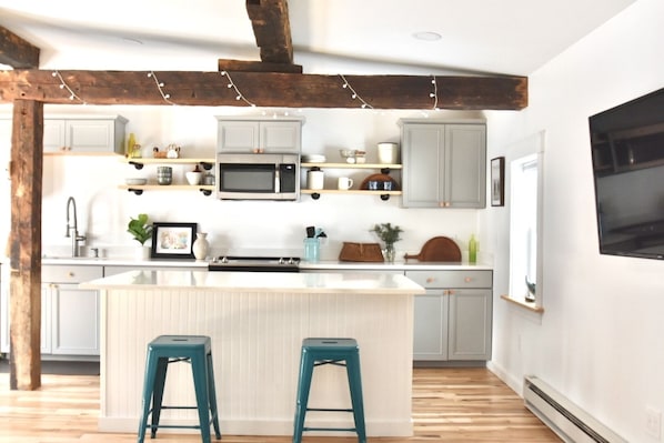 Check out our beautiful studio, it’s so spacious that you can feel so relaxed !