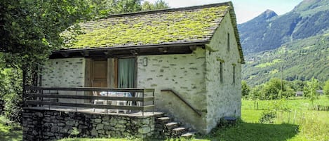 Haus, Grün, Eigentum, Natürliche Landschaft, Hütte, Gras, Gebäude, Zuhause, Ländliches Gebiet, Bauernhaus