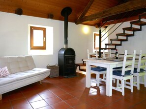 Möbel, Flooring, Interior Design, Fussboden, Holz, Zimmer, Decke, Wohnzimmer, Beleuchtung, Feuerstelle