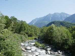 Pflanze, Himmel, Berg, Wasser, Natürliche Landschaft, Baum, Wasserlauf, Gras, Landschaft