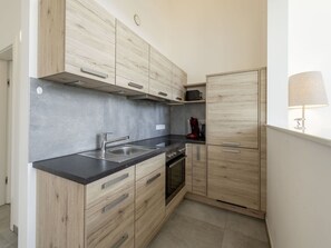 Cabinetry, Evier, Évier, Propriété, Bâtiment, Comptoir, Robinet, Cuisine, Bois, Cuisinière