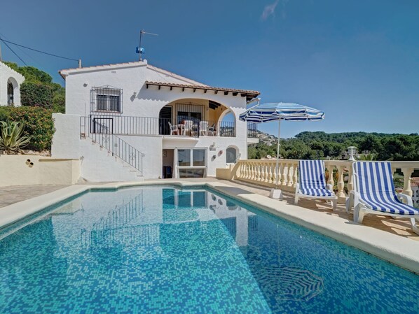 Water, Sky, Property, Swimming Pool, Plant, Azure, Tree, Grass, Leisure, Composite Material