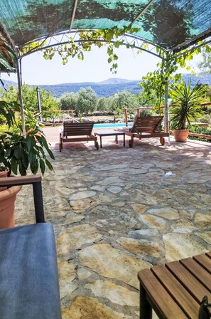 Pflanze, Himmel, Holz, Gartenmöbel, Blumentopf, Schatten, Baum, Flooring, Landschaft, Fussboden