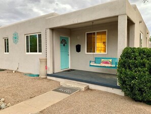 The Turquoise Cat  Nob Hill 3 bedroom, 2 bath, garage, private yard, fast WiFi
