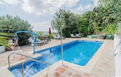 Casa Rural Grande, accesible con piscina climatizada y vistas espectaculares.