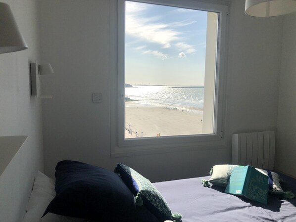 La chambre avec vue, matelas de qualité hotellière 140x 200