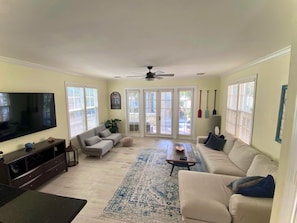 Bright, open floor plan with 75" Smart TV, Cable & HBO