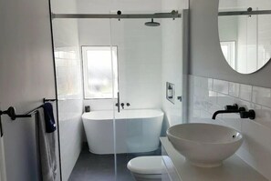 Effortlessly modern bathroom with a touch of sophistication.