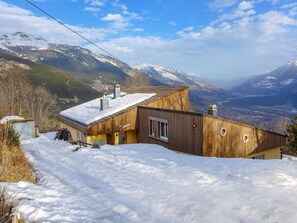 Wolke, Himmel, Berg, Schnee, Fenster, Gebäude, Hochland, Natürliche Landschaft, Haus, Steigung