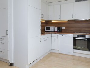 Cabinetry, Countertop, Gebäude, Küchengerät, Küche, Holz, Haushaltsgerät, Fussboden, Flooring, Holzbeize