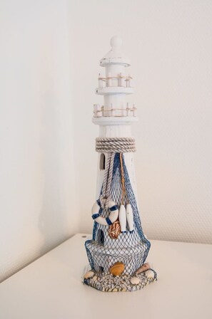 Turm, Glasflasche, Kunst, Glas, Mode-Accessoire, Porzellan, Elektrisches Blau, Baum, Skulptur