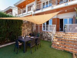 Eigentum, Grundeigentum, Haus, Terrasse, Hinterhof, Gebäude, Garten, Zimmer, Schatten, Gras