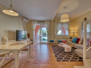 Zimmer, Eigentum, Gebäude, Möbel, Fussboden, Interior Design, Decke, Haus, Wohnzimmer, Holzboden