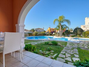 Plante, L'Eau, Propriété, Bâtiment, Ciel, Bleu Azur, Piscine, Arbre, Chaise, Mobilier De Jardin