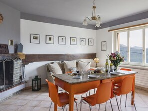 Table, Propriété, Meubles, Bois, Chaise, Plante, Design Intérieur, Cuisine, Fleur