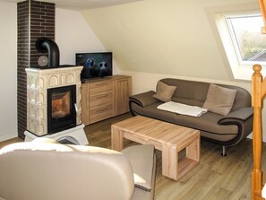 Habitación, Sala, Mueble, Propiedad, Diseño De Interiores, Suelo, Edificio, Mesa, Madera Dura, Pared