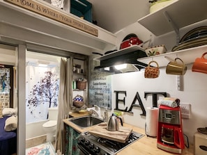 Full-size kitchen including gas burners and oven.