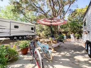 Two complimentary beach cruiser bikes included!