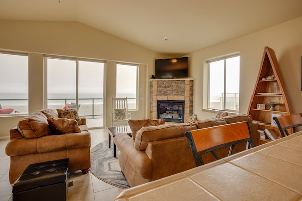 Gold Beach Vacation Rental | 3BR | 3.5BA | Stairs Required | 1,992 Sq Ft