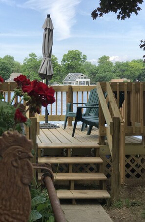 An open air deck with elevated lake view! ☀️